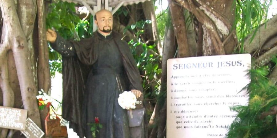 Ignace de Loyola devant la résidence jésuite de l'ile Maurice