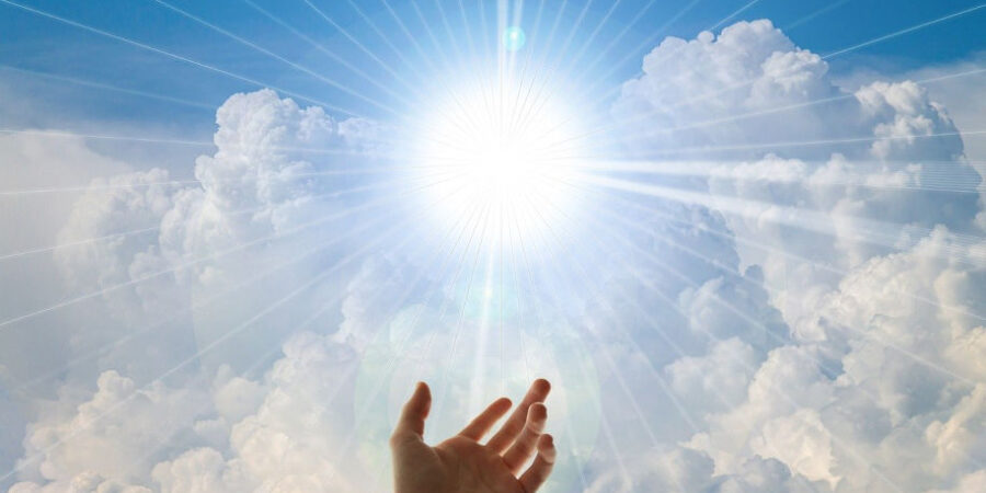 Une main qui se tend vers un ciel où le soleil brille