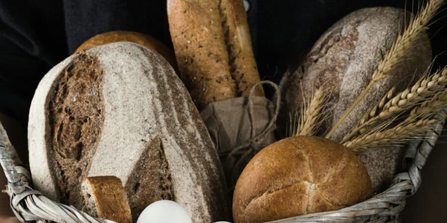 Une corbeille de pain pour illustrer l'Evangile de la multiplation des pains