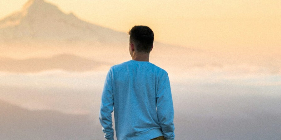 Un homme devant une montagne qui méditer