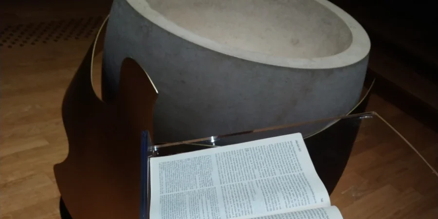 Un baptistère avec une bible à côté