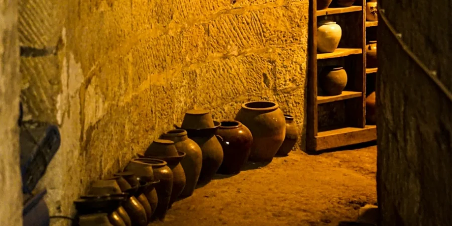 Des jarres de vin dans une cave